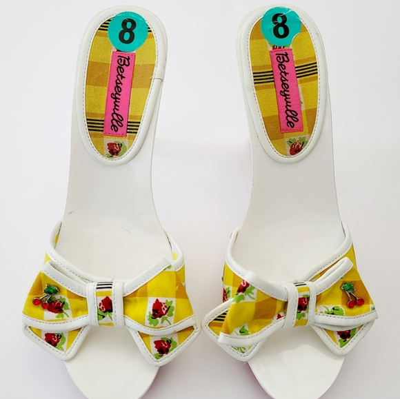 Betsey Johnson Shoes, Floral Heels, Slip on Sandals, Betseyville, Size 8 - Picture 2 of 9